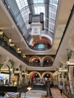 Wo 170 exquisite Boutiquen um die Gunst der Käuferinnen und Käufer buhlen