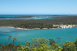 auf die Seenlandschaft und die Dünenkette bei der Ortschaft Lakes Entrance